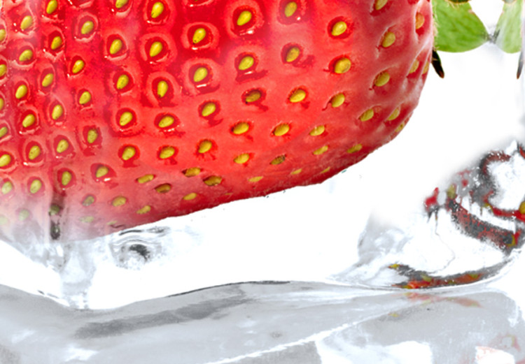 Obraz na szkle Frozen Strawberry [Glass] 92863 additionalImage 4