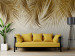 Fototapeta Pod tropikalną rośliną - rozłożyste gałązki palmy ze złotymi liśćmi 145183