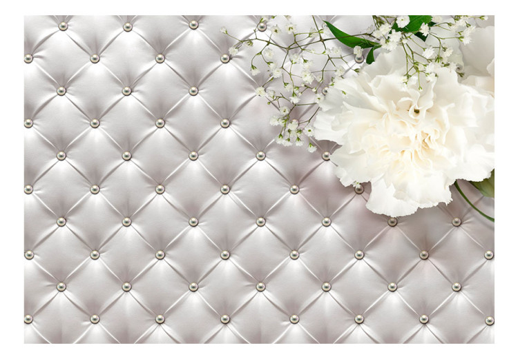 Fototapeta Perłowy luksus - białe kwiaty na tle o teksturze skóry z pikowaniem 94234 additionalImage 1
