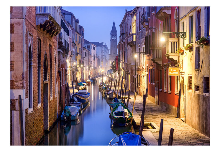 Fototapeta Wieczór w Wenecji - pejzaż architektury włoskiego miasta z łodziami 62467 additionalImage 1